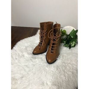 Boot/heel Caramel color w/ hallowed tongue 👢